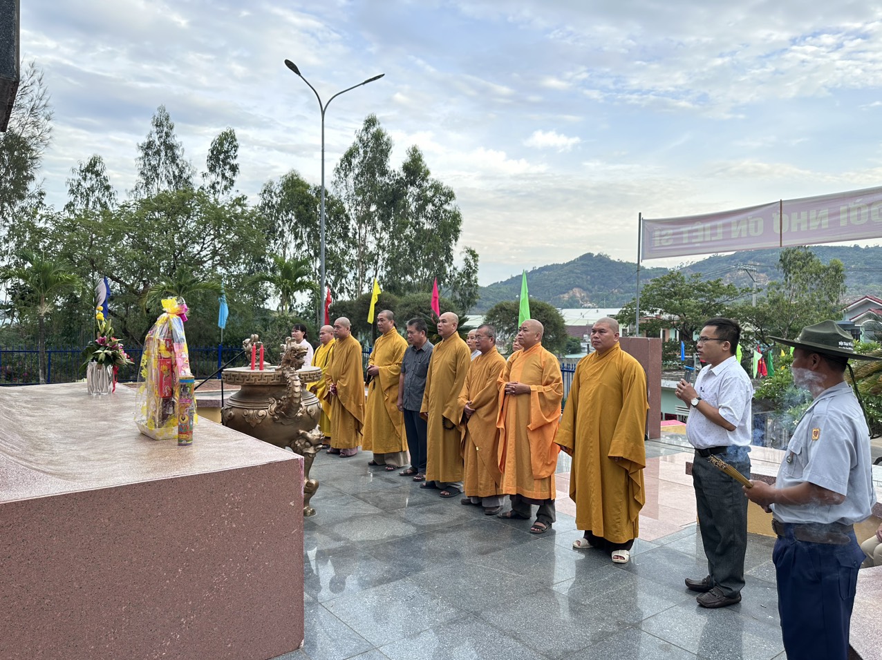 Ban Trị sự Phật giáo huyện Tuy Phước viếng nghĩa trang liệt sĩ